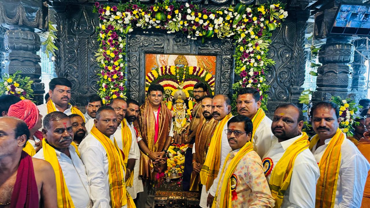 “శ్రీశ్రీశ్రీ రాజరాజేశ్వరి పోచమ్మ” అమ్మవారి సేవలో  ఎమ్మెల్యే కేపీ. వివేకానంద్