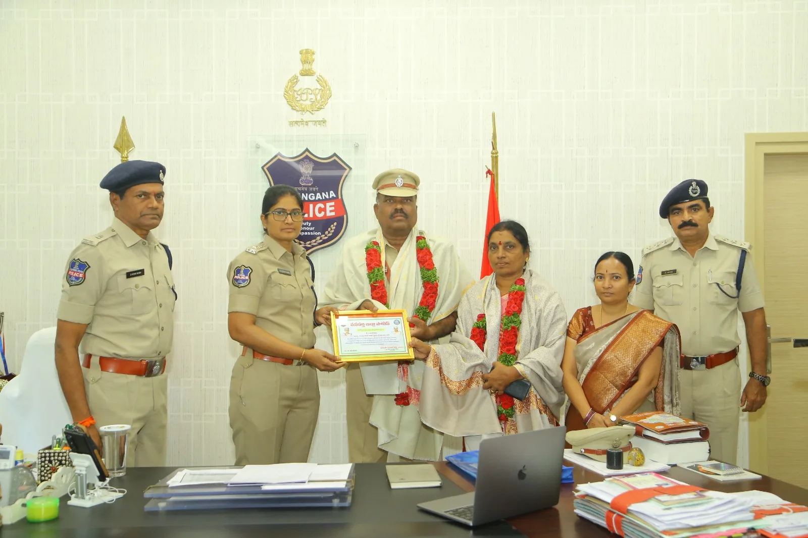 ఏఎస్ఐ గాపదవీ విరమణ పొందిన వెంకటేష్ గౌడ్ కు ఘనంగా వీడ్కోలు పలికిన……… జిల్లా ఎస్పీ సునీత రెడ్డి