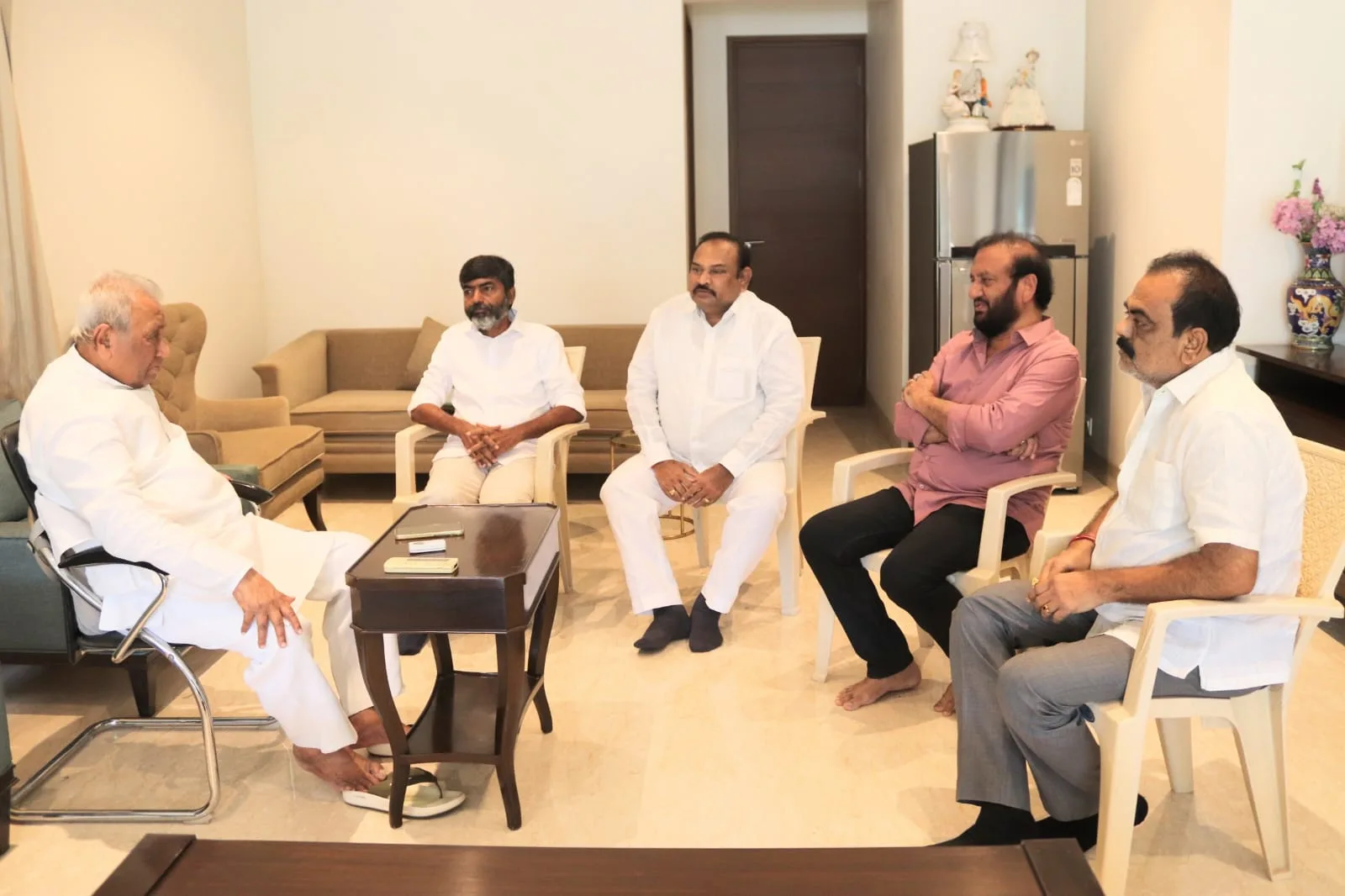మేకపాటి రాజమోహన్ రెడ్డిని మర్యాదపూర్వకంగా కలిసిన వైసీపీ నేతలు..
