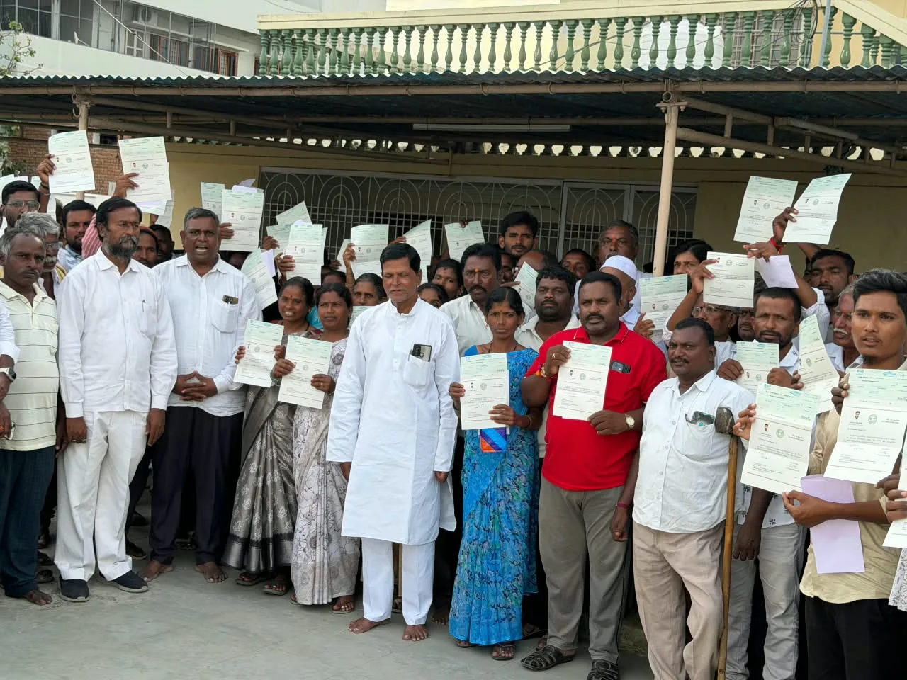 150 మందిపేదలకు సీఎంఆర్ఎఫ్ చెక్కులను పంపిణీ చేసిన……. రాష్ట్ర ప్రణాళికా సంఘం ఉపాధ్యక్షుడు చిన్నారెడ్డి