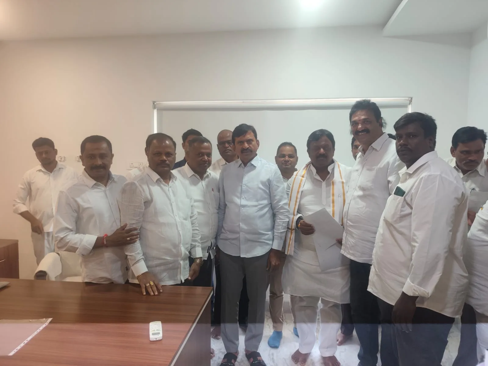 22-ఏ నిషేధిత జాబితా నుంచి భూముల తొలగింపునకు మంత్రి పొంగులేటి శ్రీనివాస్ రెడ్డిని కలిసిన కొలన్ హన్మంత్ రెడ్డి