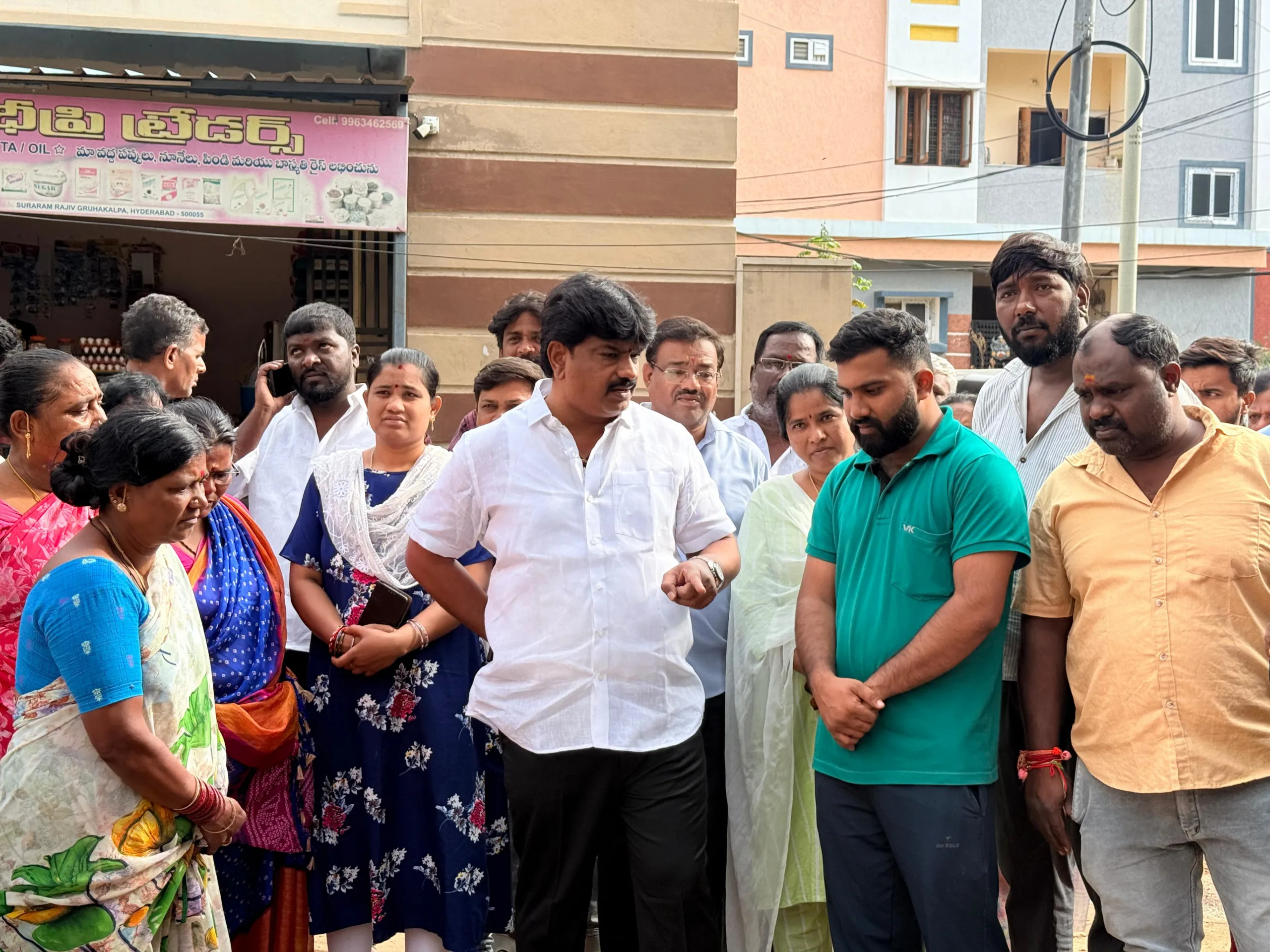 292 డివిజన్ సాయిబాబా నగర్ లోని RGK కాలనీ సమస్యలపై BRS సీనియర్ నాయకులు వారాల వినోద్ కుమార్  పర్యటన