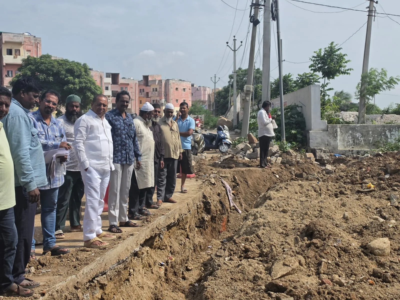 ఎల్లమ్మబండ హిందు, ముస్లిం మరియు క్రిస్టియన్ స్మశానవాటిక సుందరికరణ పనులను పరిశీలించిన కార్పొరేటర్ వెంకటేష్ గౌడ్