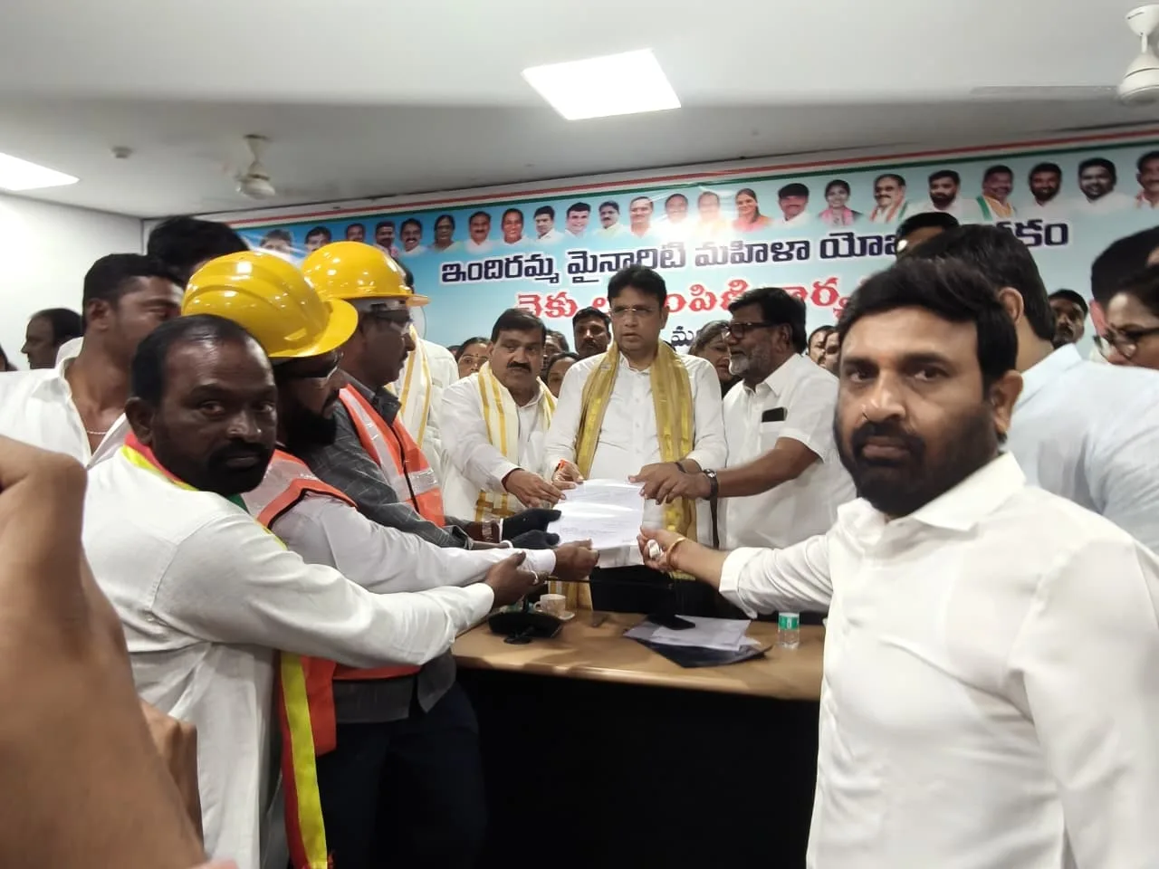 మైనారిటీ మహిళలకు ఆర్థిక చేయూత – చెక్కుల పంపిణీ కార్యక్రమం