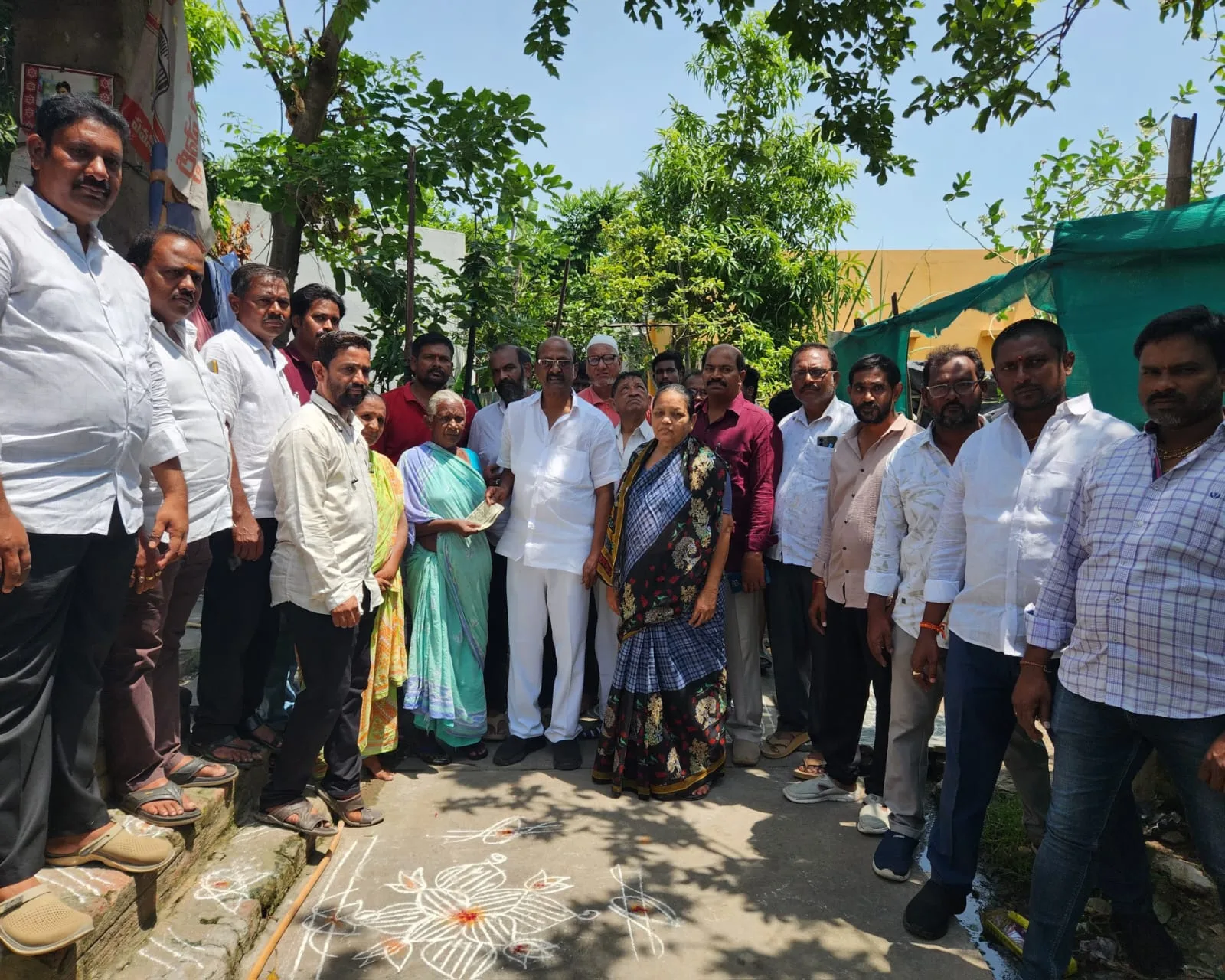 పేదలు, వృద్ధులు, వితంతువులు, దివ్యాంగులకు ఎన్టీఆర్ భరోసా పింఛన్లు ఆర్థికంగా అండగా నిలుస్తున్నాయని మాజీ ఎమ్మెల్సీ రాజేంద్ర ప్రసాద్ అన్నారు.