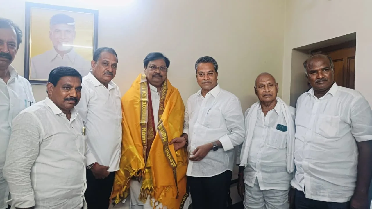 ఎమ్మెల్సీ వర్ల రామయ్య ను సత్కరించిన మైలవరం ఎమ్మెల్యే వసంత కృష్ణ ప్రసాద్