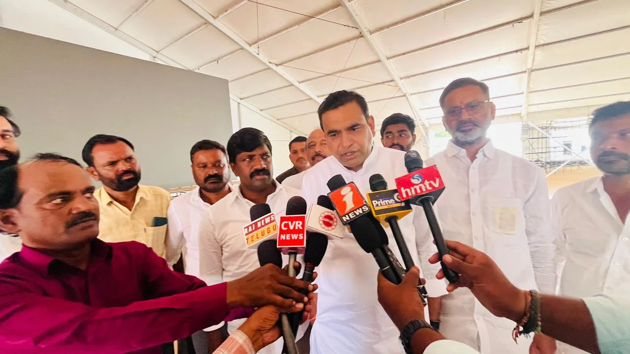 మినీ స్టేడియంలో ప్రజా వికాస సభ ఏర్పాట్లను పరిశీలించిన ఎంపీ చామల, ఎమ్మెల్యే వేముల వీరేశం