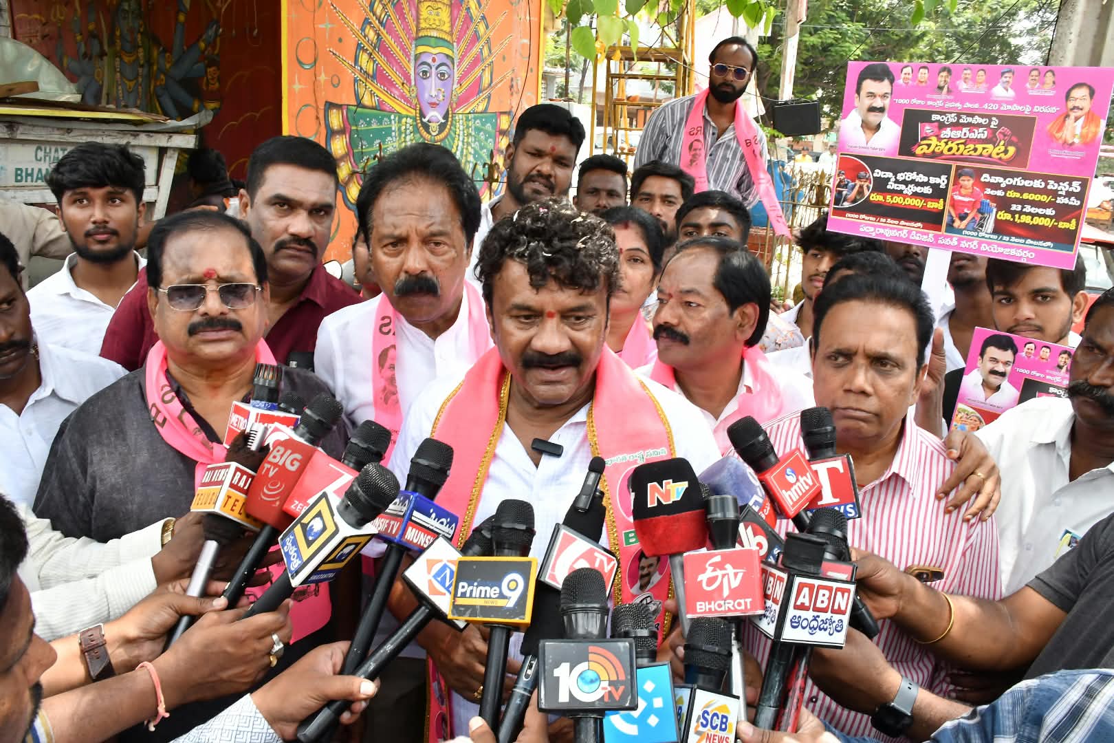 కాంగ్రెస్ పార్టీ ప్రజలకు ఇచ్చిన హామీలను అమలు చేసే వరకు ఈ ప్రభుత్వాన్ని వదిలిపెట్టే ప్రసక్తే లేదని మాజీమంత్రి