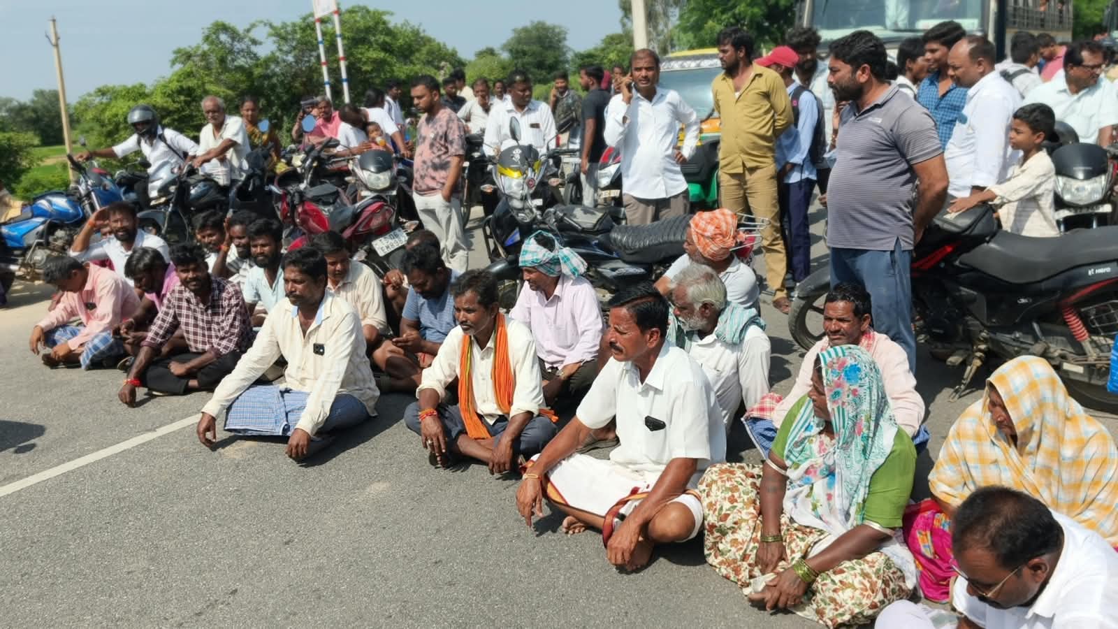 కరెంట్ కోతలను నిరసిస్తూ రాజపేట సబ్ స్టేషన్ ఎదుట రైతుల రాస్తారోకో- ధర్నా