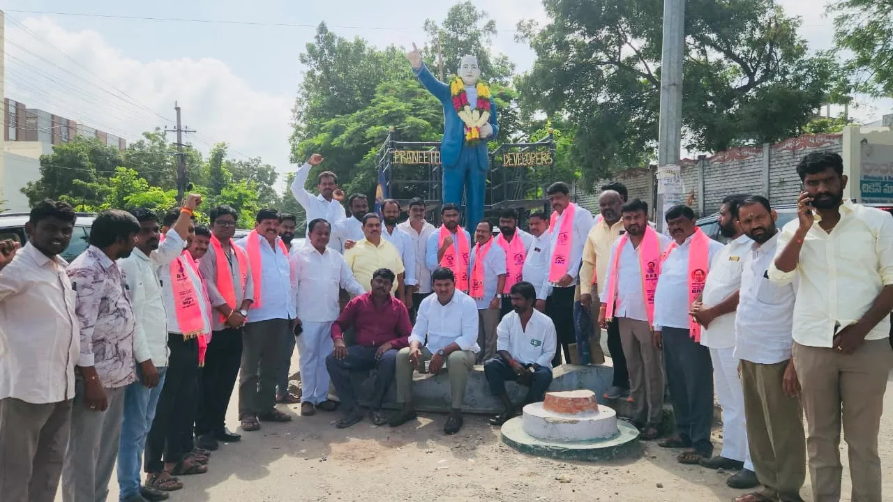 ప్రజాస్వామ్యాన్ని కాపాడాలని బాబాసాహెబ్‌ అంబేద్కర్‌  కి వినతి: కుత్బుల్లాపూర్ నియోజకవర్గ బీఆర్ఎస్ నేత శంభీపూర్‌ క్రిష్ణ
