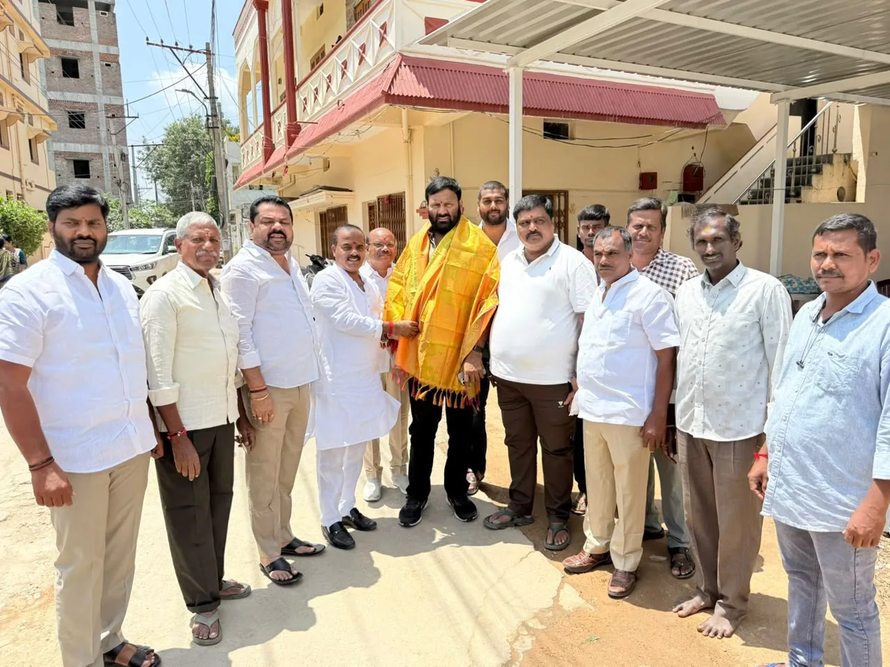 దూలపల్లి డివిజన్‌లో స్మార్ట్ రేషన్ కార్డుల పంపిణీ చేసిన మాజీ శాసనసభ్యులు   కూన శ్రీశైలం గౌడ్
