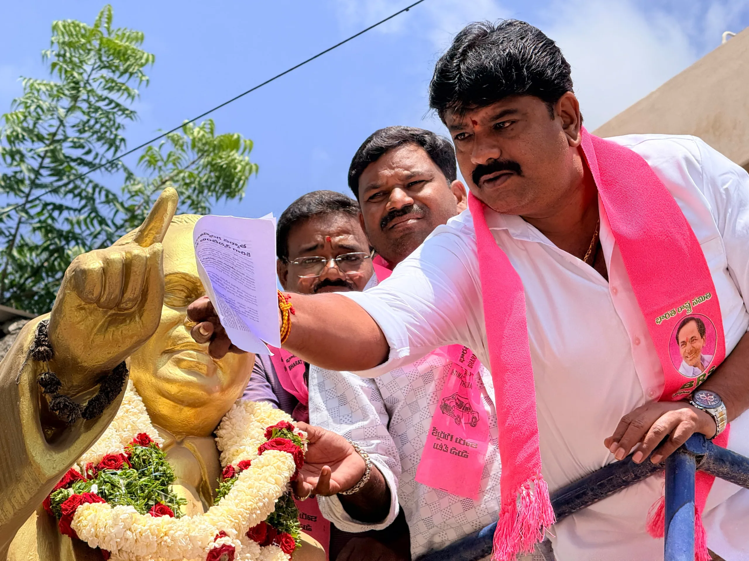 భారత రాజ్యాంగ నిర్మాత డాక్టర్ బాబా సాహెబ్ అంబేద్కర్  కి వినతి పత్రం