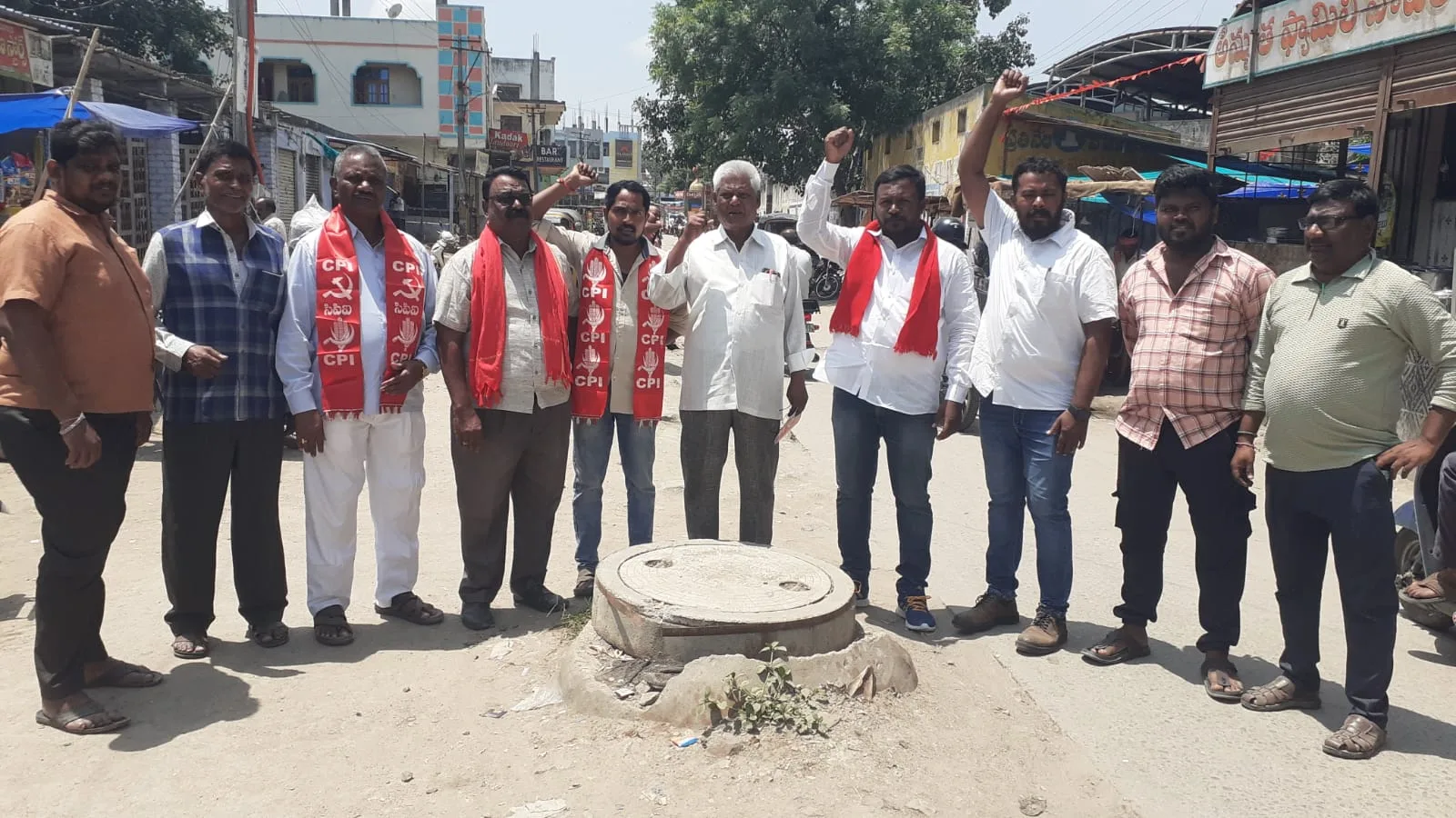 అభివృద్ధి పేరుతో రోడ్లు ధ్వంసం.. నిర్మాణం మాత్రం గాలికేనా…