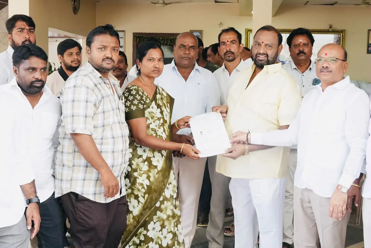 CMRF ముఖ్య మంత్రి సహాయ నిధి చెక్కుల పంపిణీ చేసిన డిసిసి ఉపాధ్యక్షులు కూన శ్రీనివాస్ గౌడ్