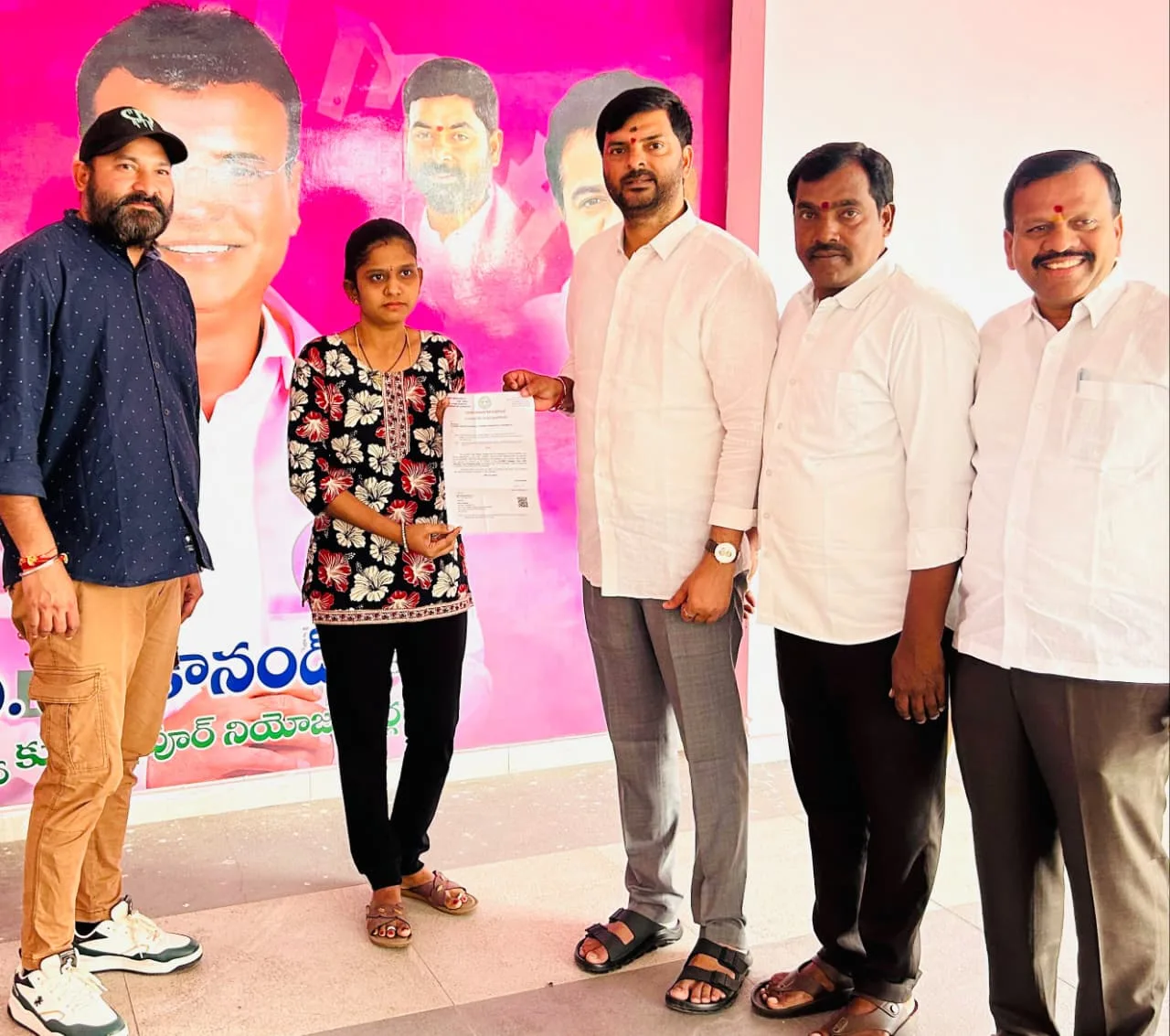 ఆపదలో ఉన్నవారికి అండగా ఉంటూ — ₹2,75,000 విలువైన LOC చెక్‌ను మంజూరు