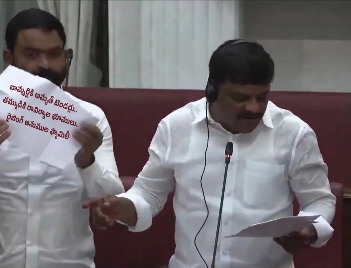 నిరసనను కెమెరాలో చూపించడం లేదని.. కెమెరాకే నేరుగా సందేశం