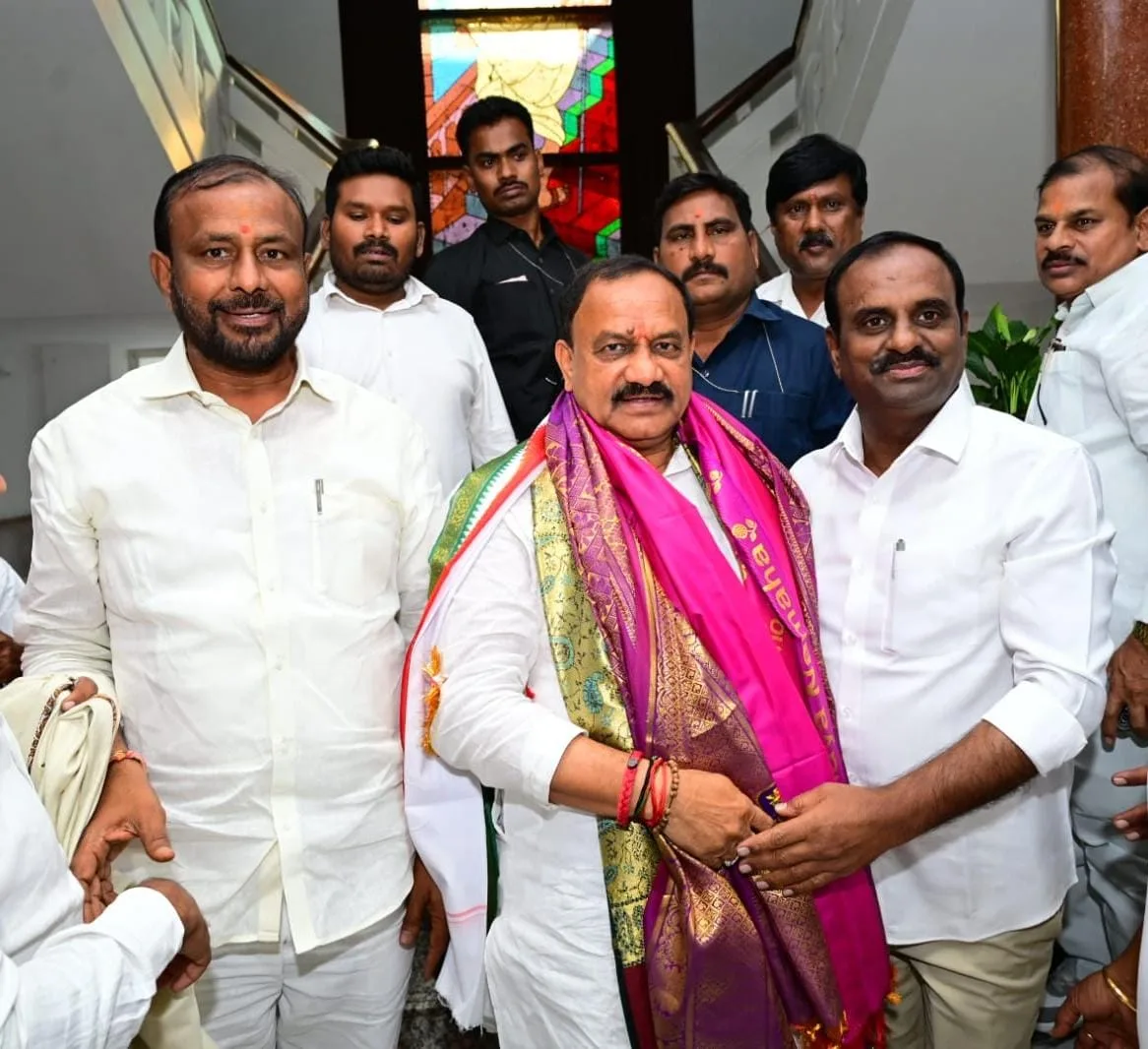 వజ్రేష్ యాదవ్తో కలిసి గాంధీ భవన్ లో శుభాకాంక్షలు