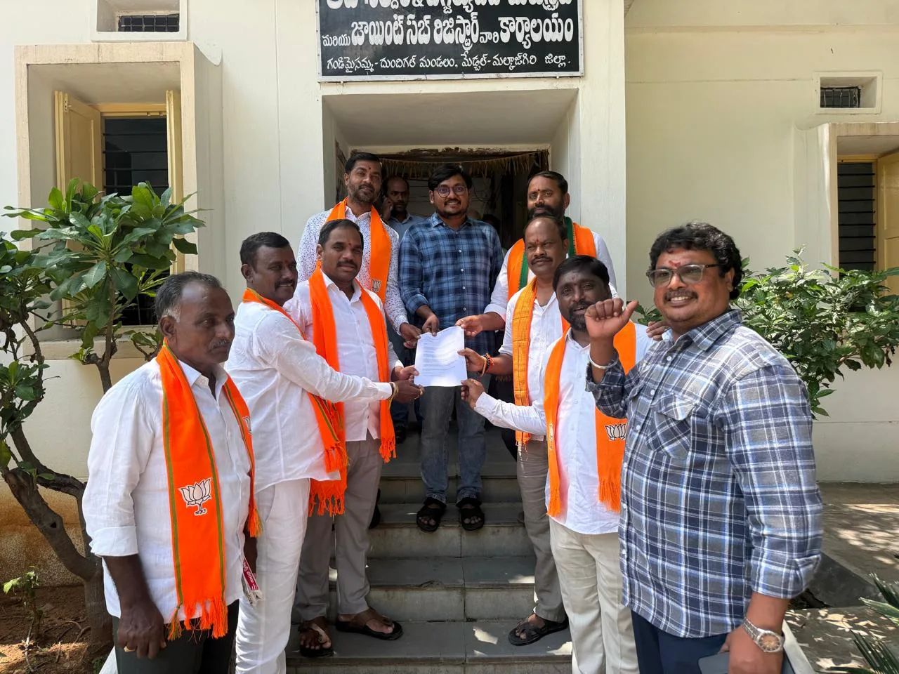 భారతీయ జనతా పార్టీ దుండిగల్ సర్కిల్ ఆధ్వర్యంలో గండిమైసమ్మ దుండిగల్ మండలం,డిప్యూటీ తహసీల్దార్ కు వినతి పత్రం ఇవ్వడం జరిగింది