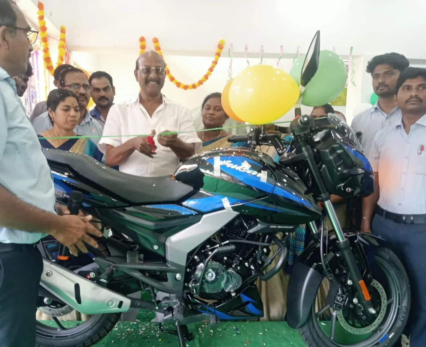 ఉయ్యూరు బజాజ్ షోరూం లో125 & పల్సర్ 150 బైక్ లను ఆవిష్కరించిన మాజీ ఎమ్మెల్సీ వై.వి.బి. రాజేంద్రప్రసాద్