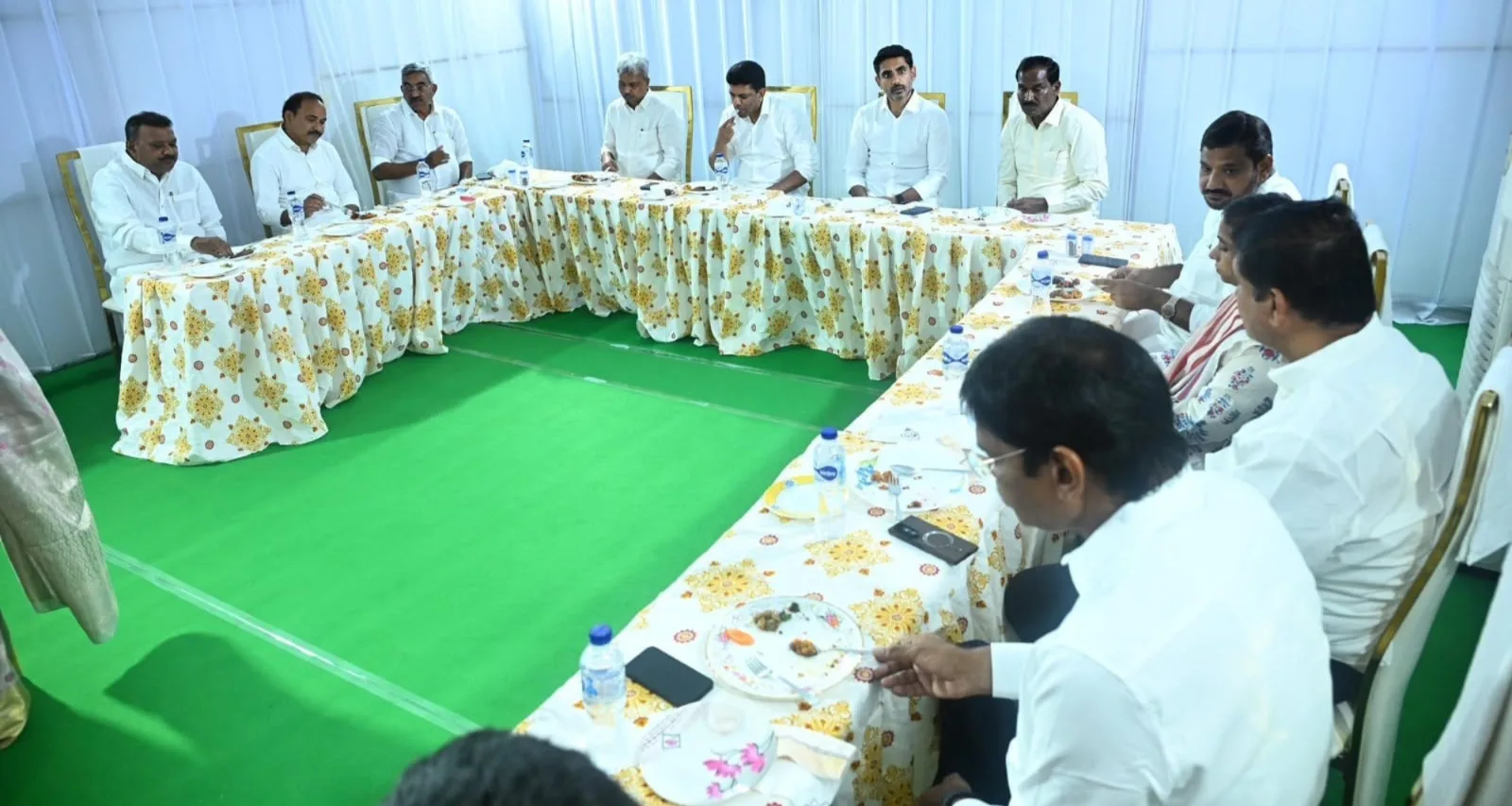గుంటూరు: టీడీపీ ప్రజాప్రతినిధుల ఆత్మీయ విందు సమావేశం