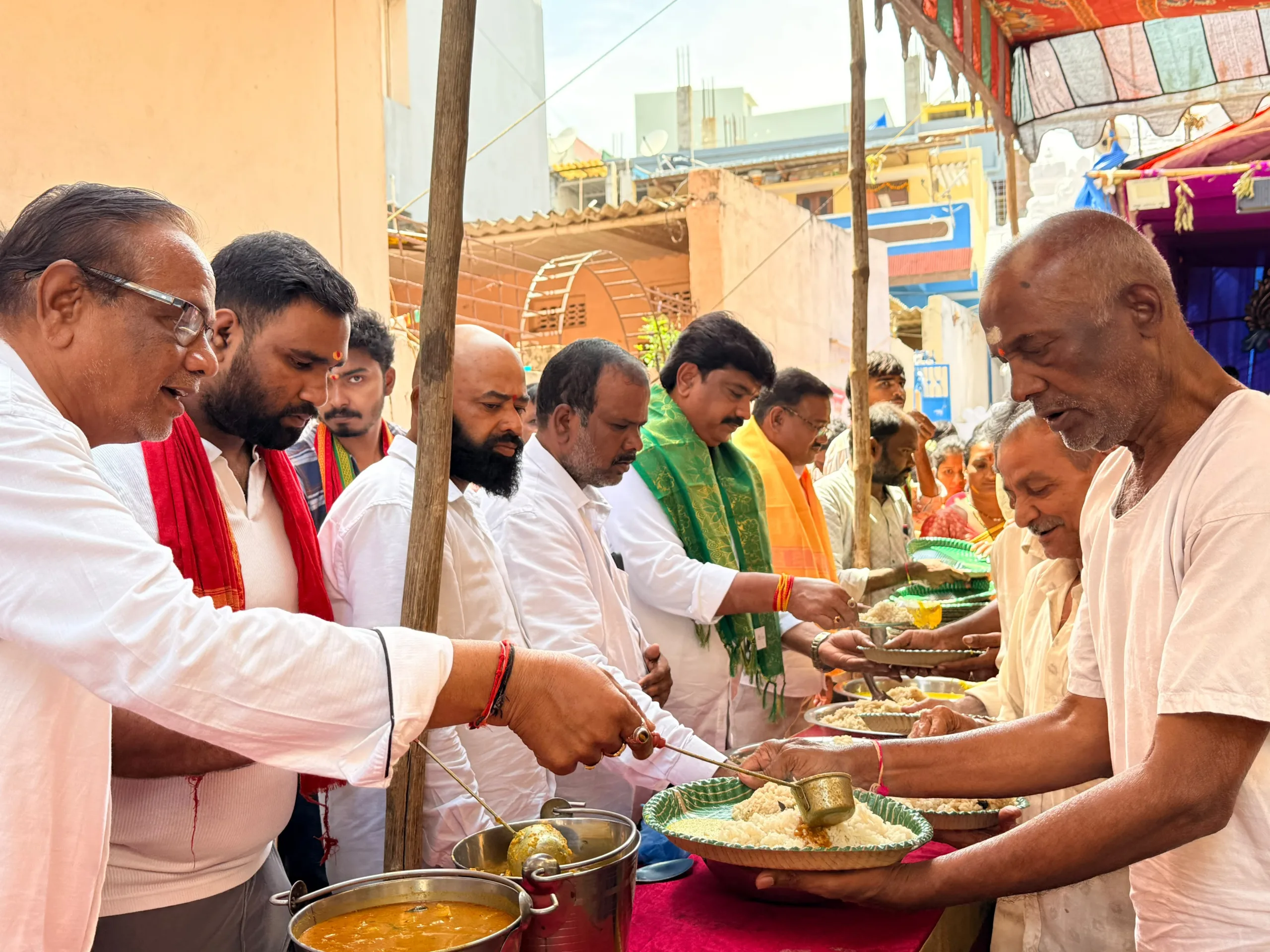 వినాయక చవితి నవరాత్రుల్లో గణేష్ మండపాల సందర్శన – అన్నదానంలో వారాల వినోద్ కుమార్