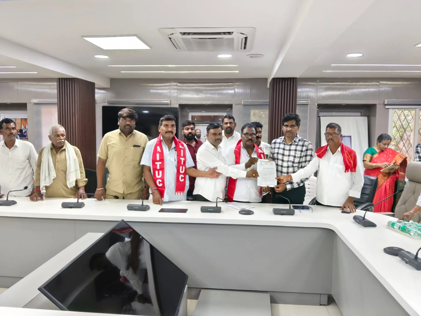 రైస్ మిల్ యాజమాన్యంతో చర్చలు జరిపి సమస్యను వెంటనే పరిష్కరించాలి….