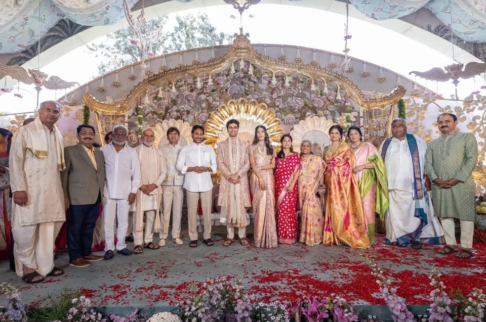 మాజీ ఎంపీ ఆళ్ళ అయోధ్యరామిరెడ్డి కుమారుడి వివాహ ఎంగేజ్‌మెంట్‌కు