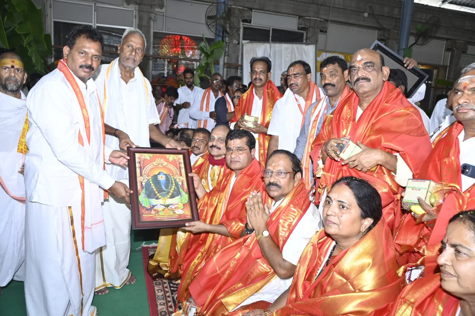 కాణీపాకం వినాయక స్వామికి వారికి పట్టువస్త్రాలు సమర్పించిన ఇంద్రకీలాద్రి క్షేత్ర ఈవో శీనా నాయక్, చైర్మన్ రాధాకృష్ణ