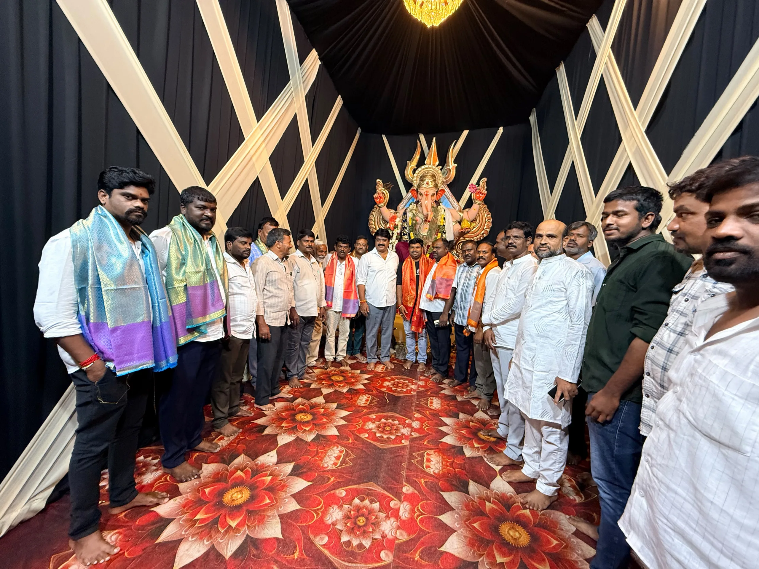 అన్న ప్రసాదానికి ముఖ్య అతిథిగా వారాల వినోద్ కుమార్ –  GMC కార్మికులకు చీరల పంపిణీ