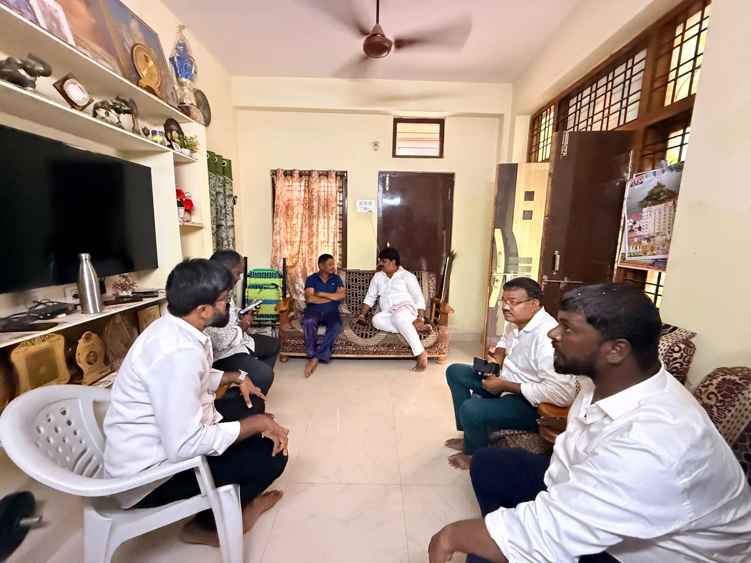 అనారోగ్యంతో బాధపడుతున్న వారిని పరామర్శించిన వారాల వినోద్ కుమార్