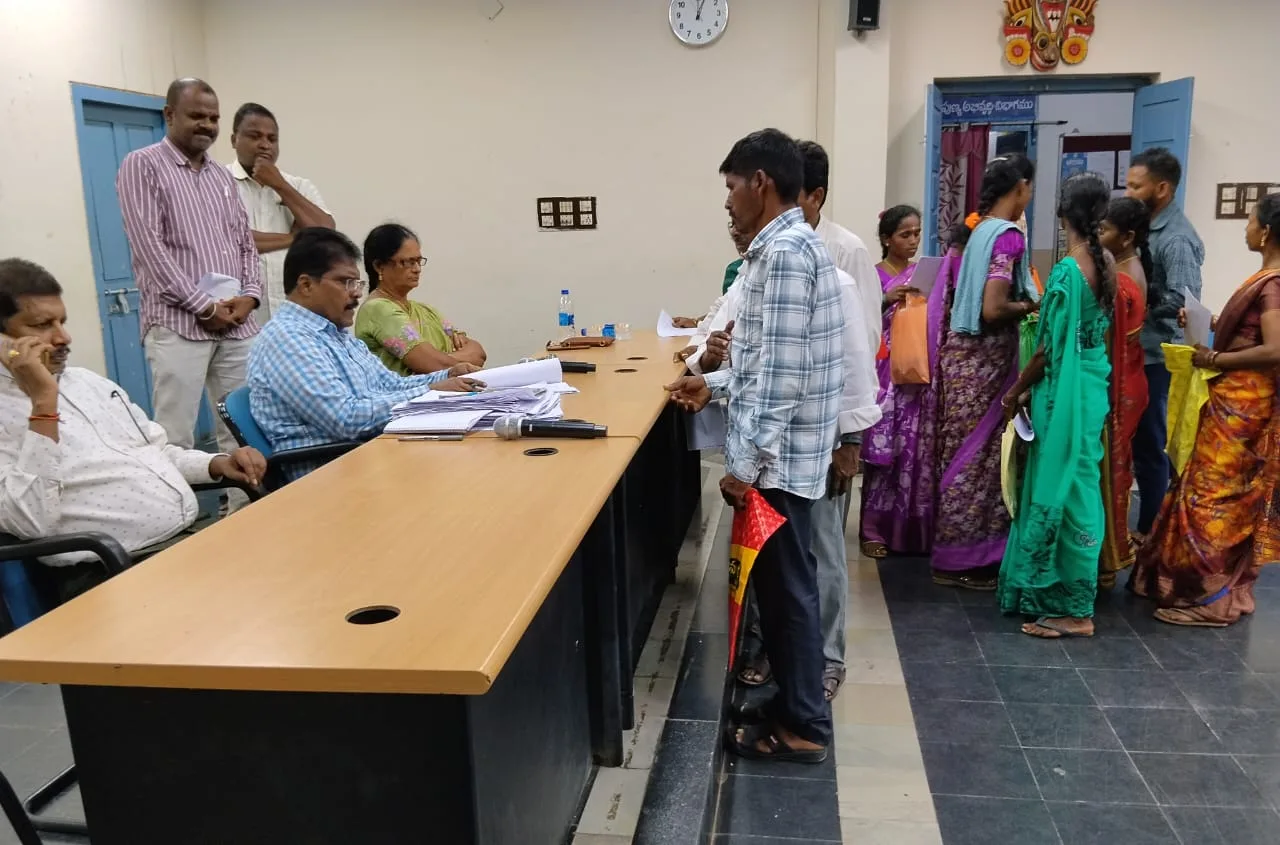 గిరిజనులు సమర్పించిన అర్జీలను త్వరితగతిన పరిష్కరించండి