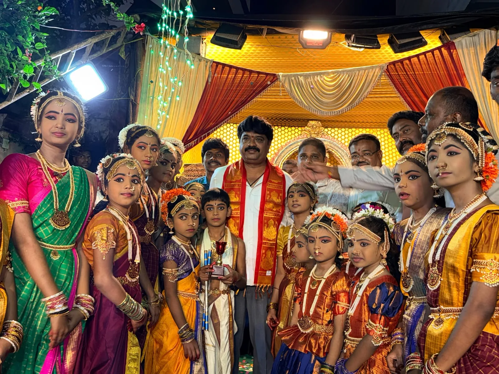 మహిళా గణేష్ మండపాలలో మంగళహారతితో వారాల వినోద్ కుమార్ కు ఘన స్వాగతం