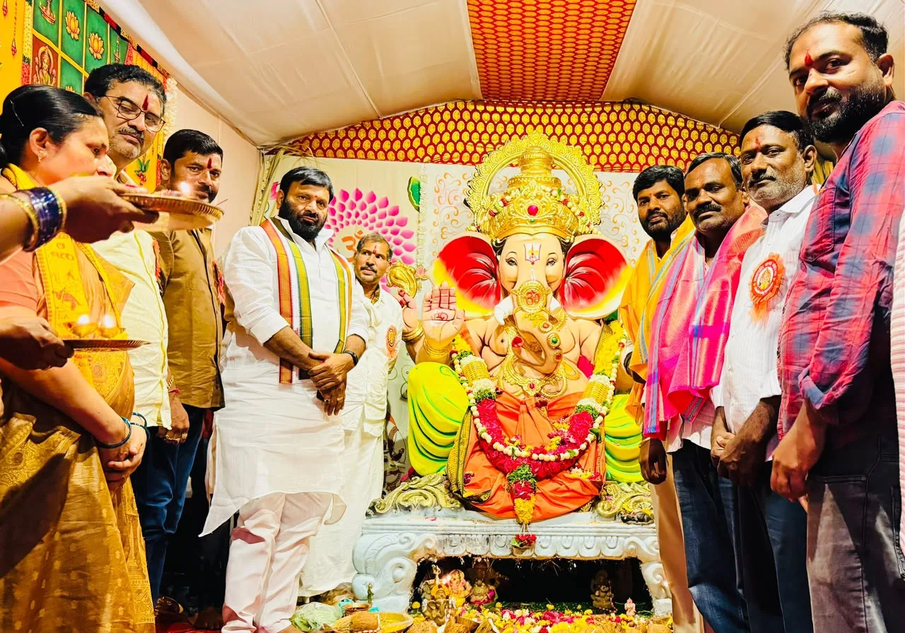 జీడిమెట్ల విలేజ్‌లో గణనాథులను దర్శించుకున్న మాజీ ఎమ్మెల్యే కూన శ్రీశైలం గౌడ్