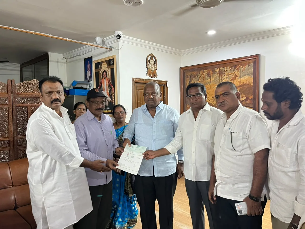 లబ్ధిదారులకు ముఖ్యమంత్రి సహాయనిధి (CMRF) చెక్కులు అందజేసిన నియోజకవర్గ కాంగ్రెస్ పార్టీ ఇంచార్జి కొలన్ హన్మంత్ రెడ్డి