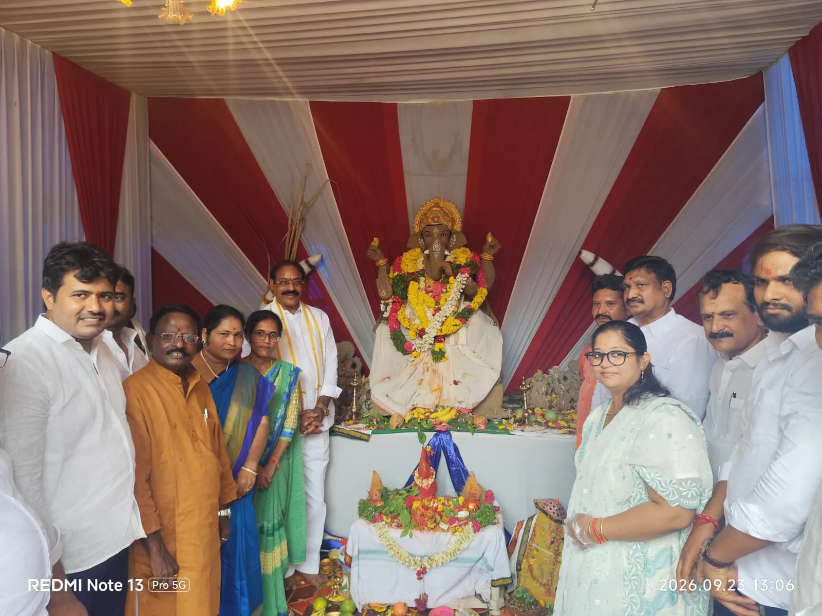 గణేశుని విగ్రహాలను దర్శించుకుని ప్రత్యేక పూజలు నిర్వహించిన బండి రమేష్