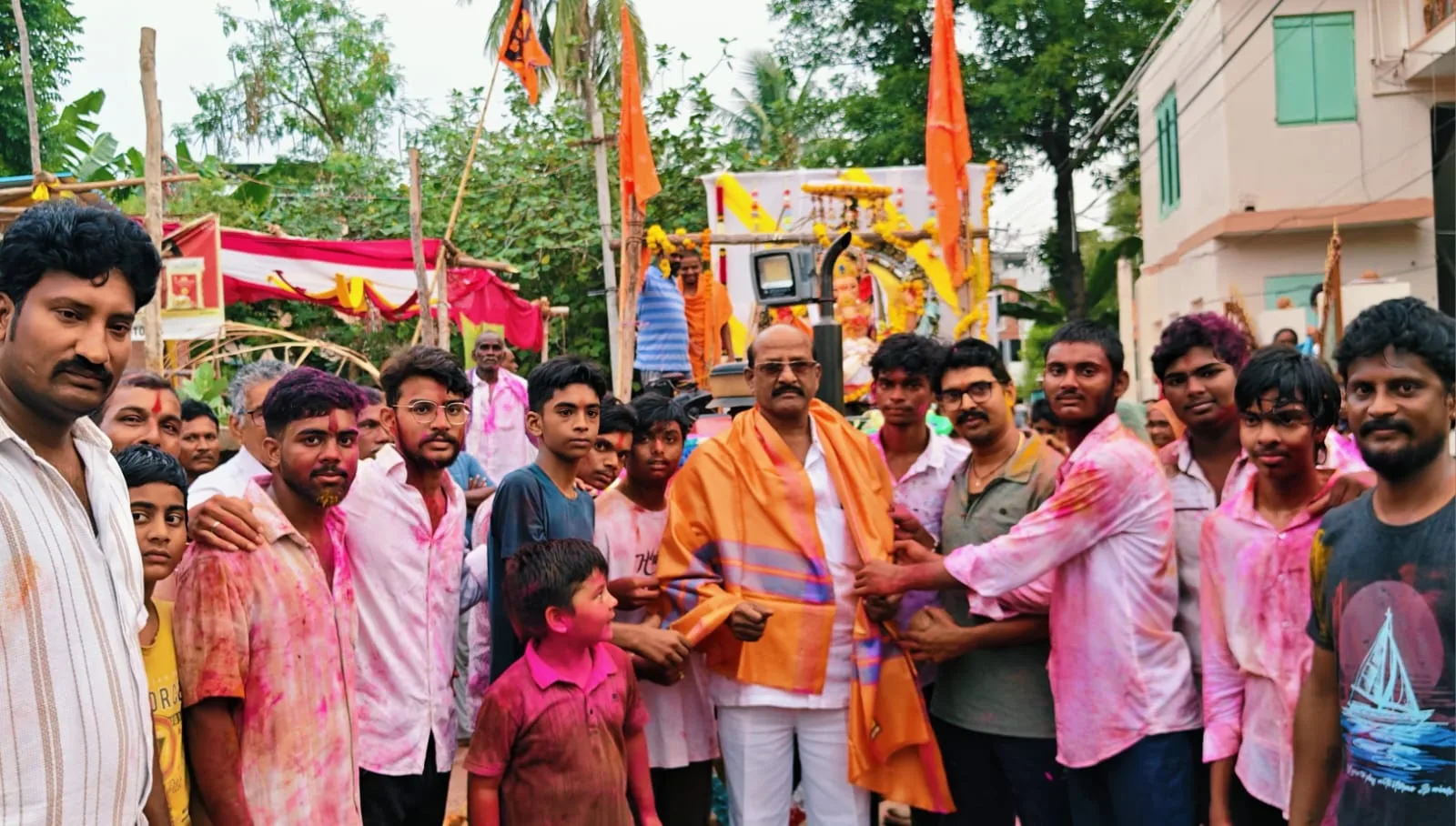 అంగరంగ వైభవంగా భక్తుల కోలాహలం మధ్య వినాయకుని ఊరేగింపును ప్రారంభించిన మాజీ ఎమ్మెల్సీ వైవిబి రాజేంద్ర ప్రసాద్