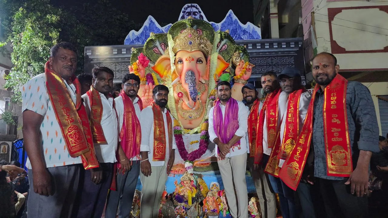 వినాయక నిమజ్జన శోభాయాత్ర కార్యక్రమాలలో పాల్గొన్న కుత్బుల్లాపూర్ నియోజకవర్గ బీఆర్ఎస్ నేత శంభీపూర్ క్రిష్ణ