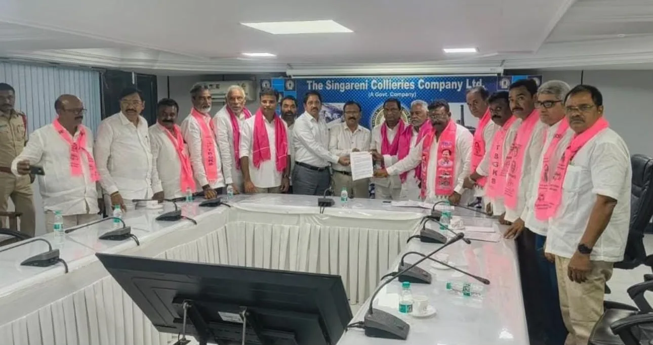 కాంగ్రెస్ కరెంట్‌ కుట్రలను బయటపెడతాం: సింగరేణి హెడ్ ఆఫీస్ వద్ద బీఆర్ఎస్ నేతల నిరసన