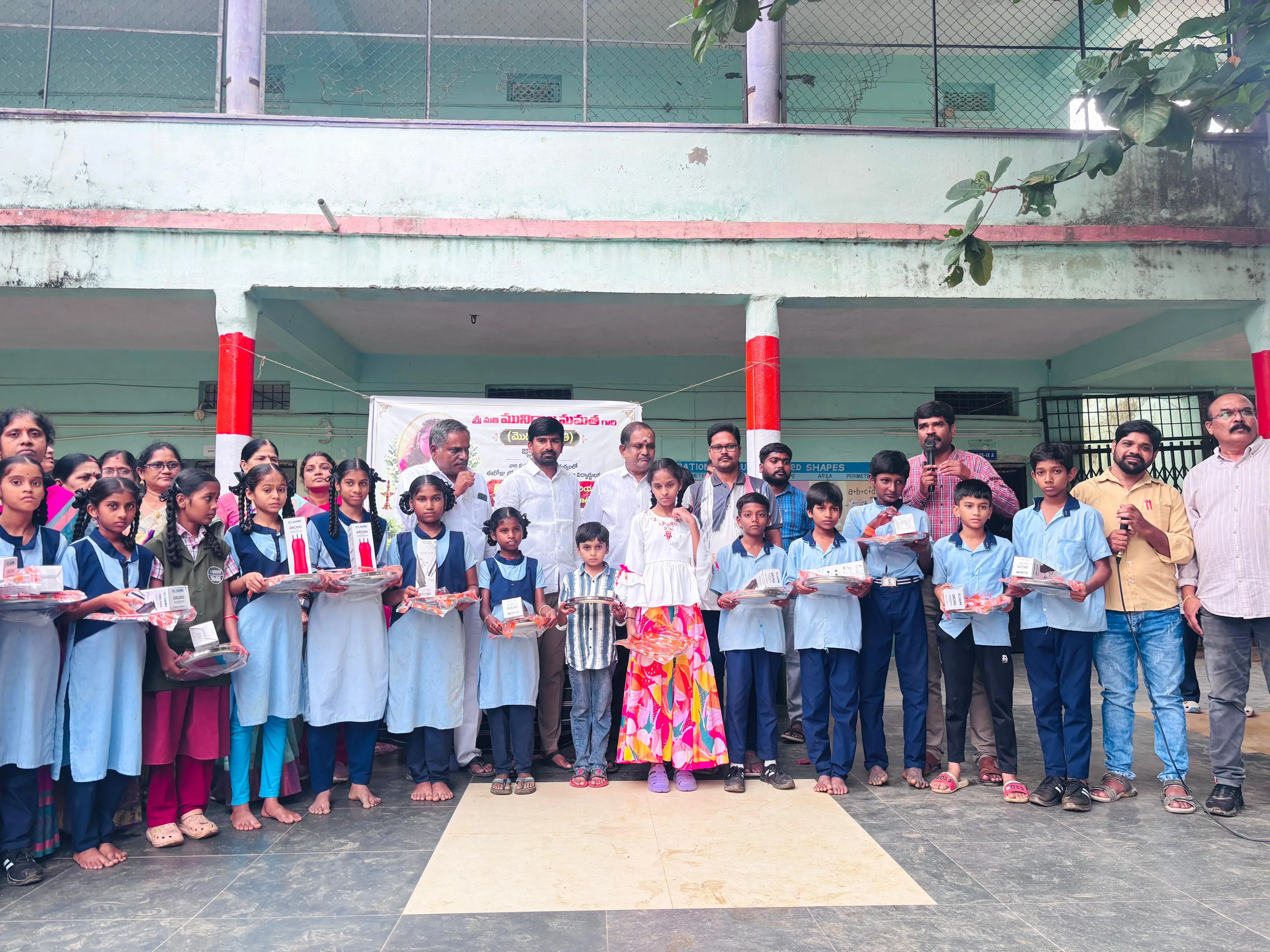 విద్యార్థులకు 500 స్టీల్ ప్లేట్లు మరియు స్టీల్ వాటర్ బాటిల్స్ అందజేసిన కీ.శే. మునిగాల మమత కుటుంబ సభ్యులు