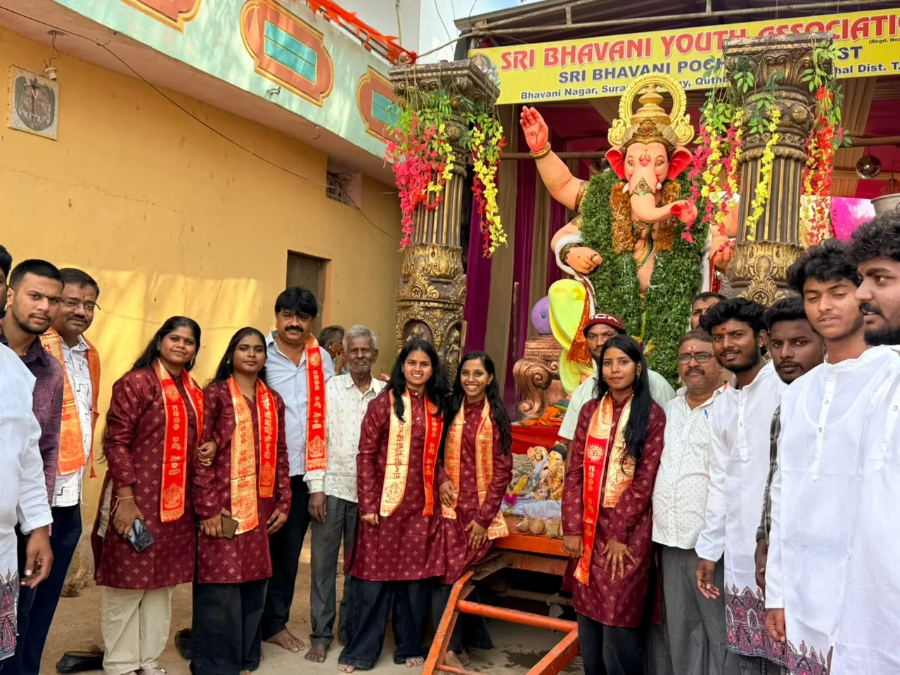జై భవాని నగర్ గణనాధుని నిమజ్జనంలో పాండు బస్తిలో అన్నదాన కార్యక్రమం