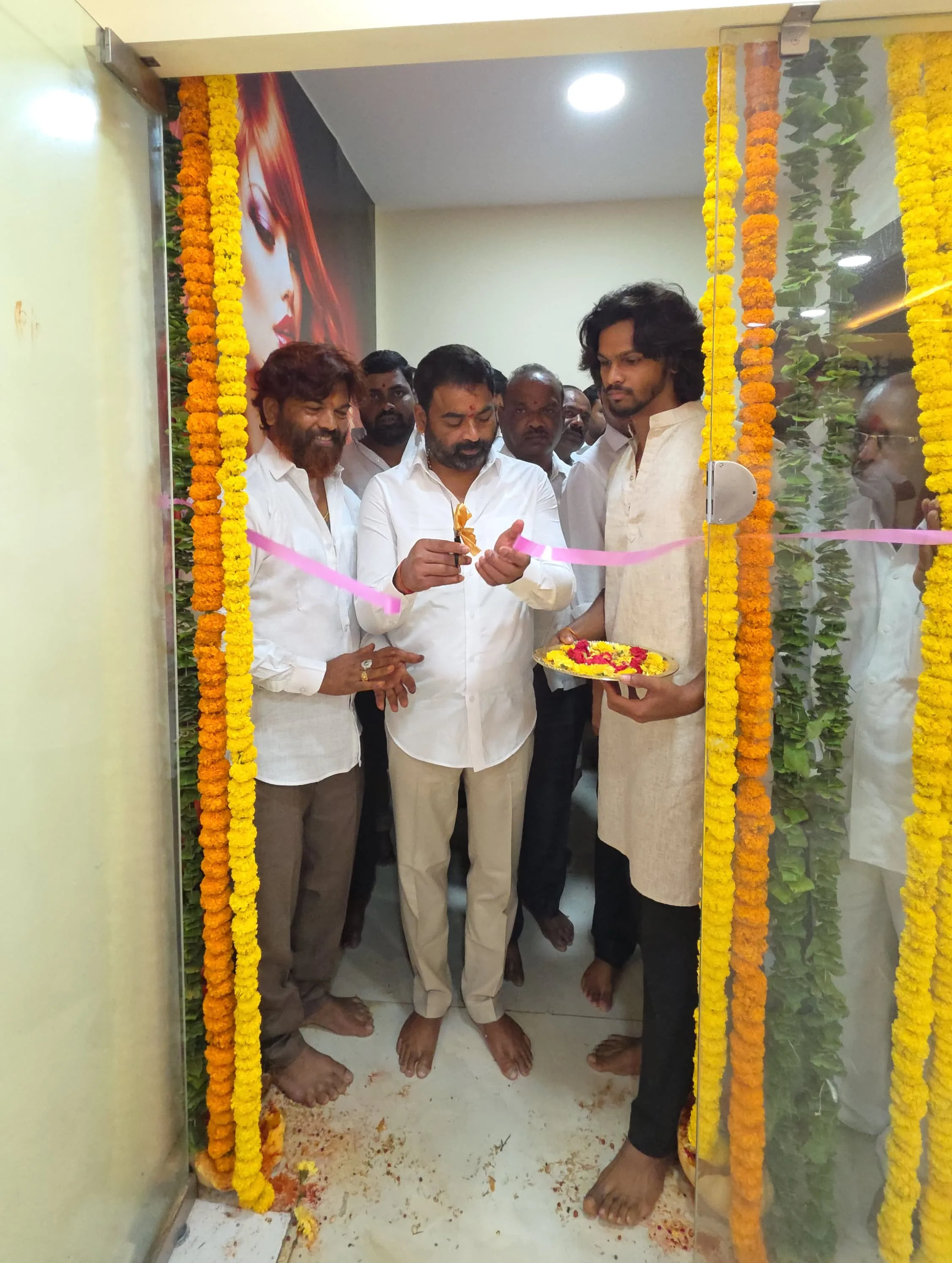 సిద్ వేరా సెలూన్ షాప్‌ను ప్రారంభించిన ఎమ్మెల్సీ శంభీపూర్ రాజు