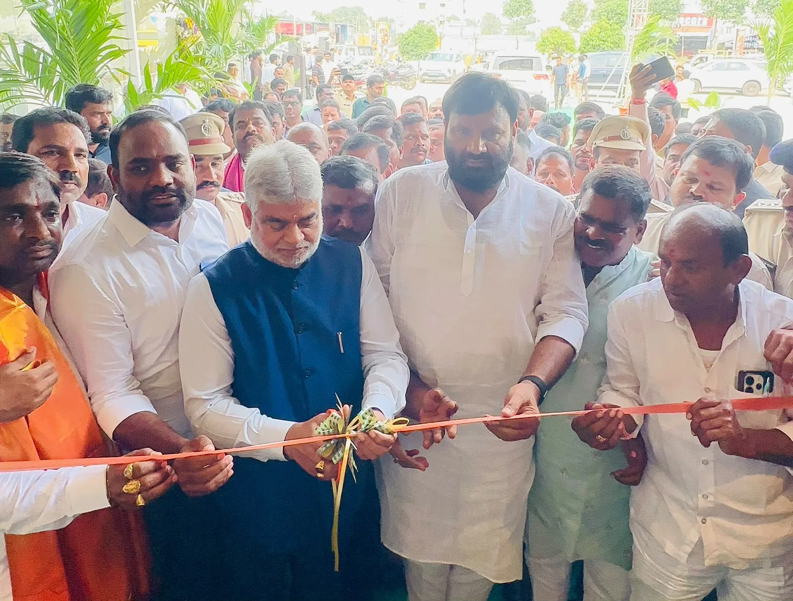 సుపతం హోటల్ ప్రారంభోత్సవంలో పాల్గొన్న మాజీ ఎమ్మెల్యే కూన శ్రీశైలం గౌడ్