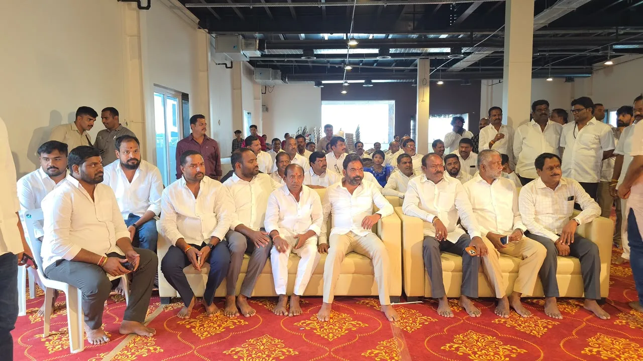సుపతం హోటల్స్ మరియు బ్యాంకెట్ హాల్ ప్రారంభోత్సవ కార్యక్రమంలో పాల్గొన్న ఎమ్మెల్సీ శంభీపూర్ రాజు