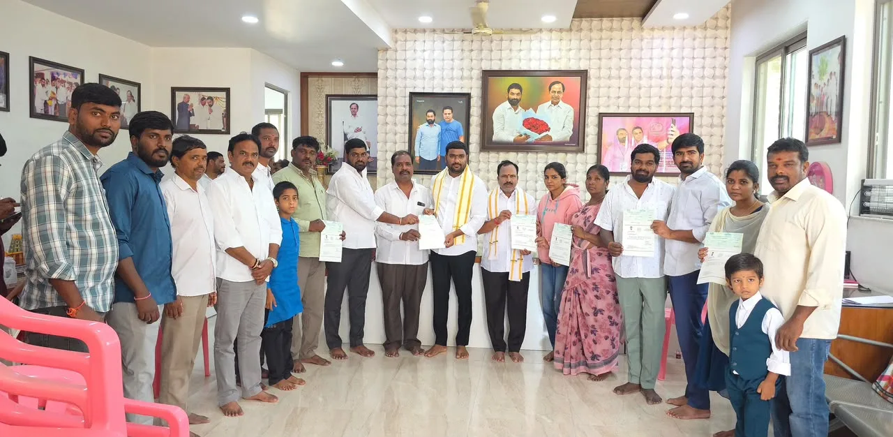 సీఎం రిలీఫ్ ఫండ్ చెక్కులను పంపిణీ చేసిన కుత్బుల్లాపూర్ నియోజకవర్గ బీఆర్ఎస్ నేత శంభీపూర్ క్రిష్ణ