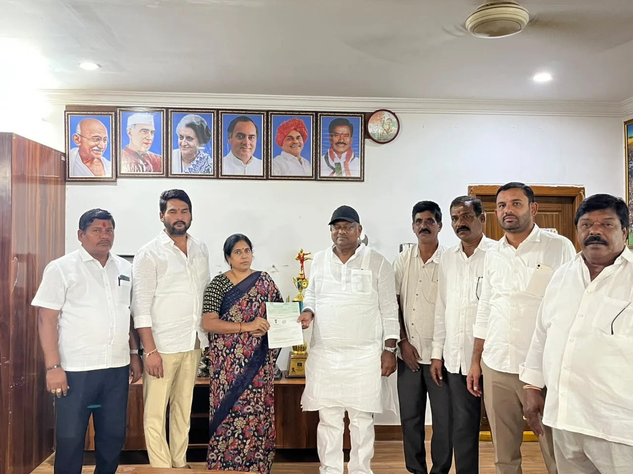 లబ్ధిదారులకు ముఖ్యమంత్రి సహాయనిధి (CMRF) & (LOC) చెక్కులను అందజేసిన నియోజకవర్గ కాంగ్రెస్ పార్టీ ఇంచార్జి కొలన్ హన్మంత్ రెడ్డి