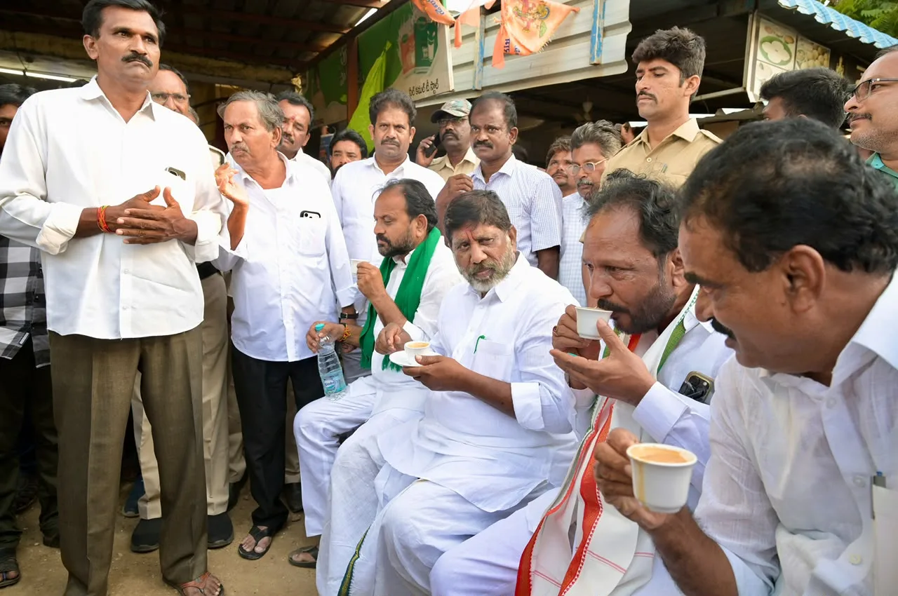 ‎ప్రజలతో డిప్యూటీ సీఎం భట్టి విక్రమార్క ఆప్యాయ పలకరింపులు