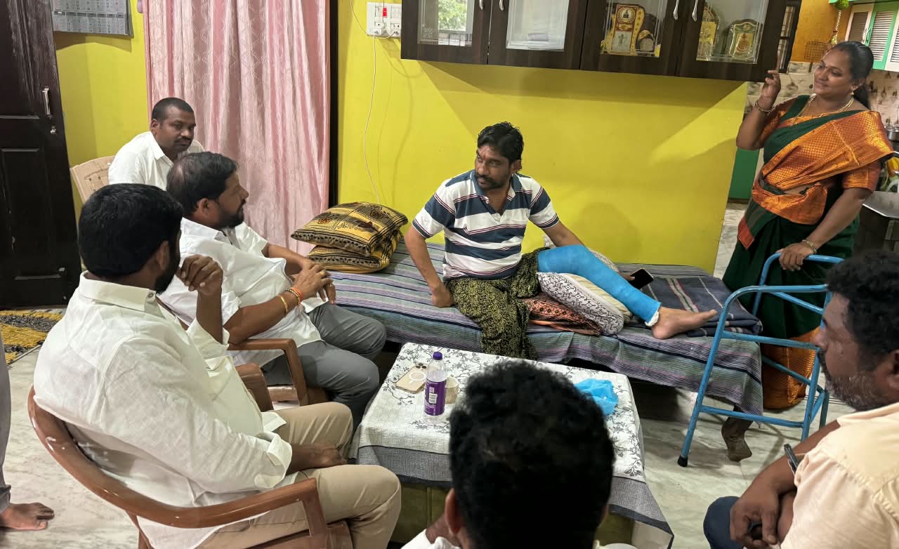 ప్రమాదంలో గాయపడిన కౌన్సిలర్ కుంభం రాజేందర్‌కు కొప్పుల వేణారెడ్డి పరామర్శ
