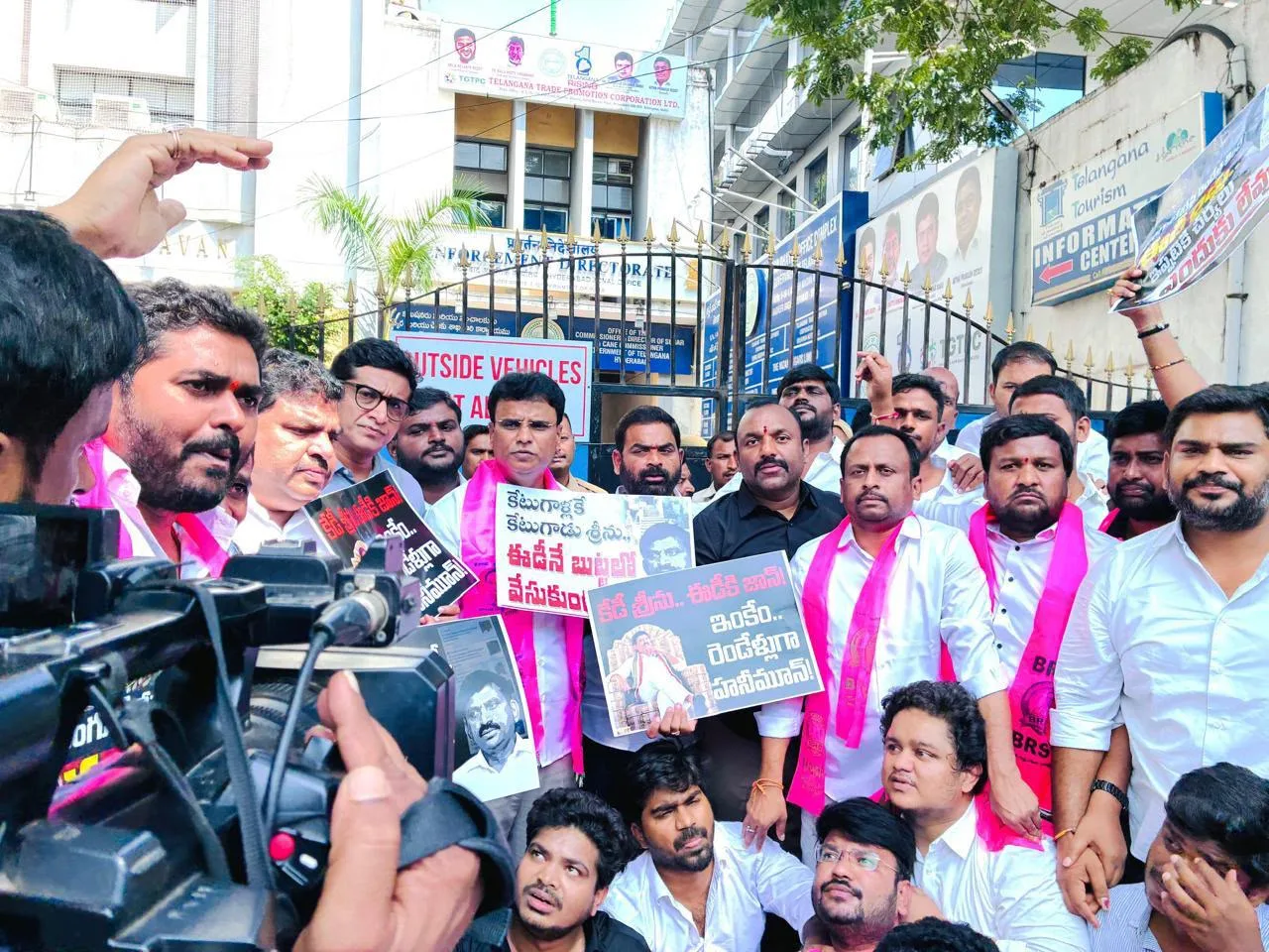 ఈడీ సోదాల వివరాలు వెల్లడించాలి: బీఆర్‌ఎస్‌ ప్రజాప్రతినిధుల డిమాండ్