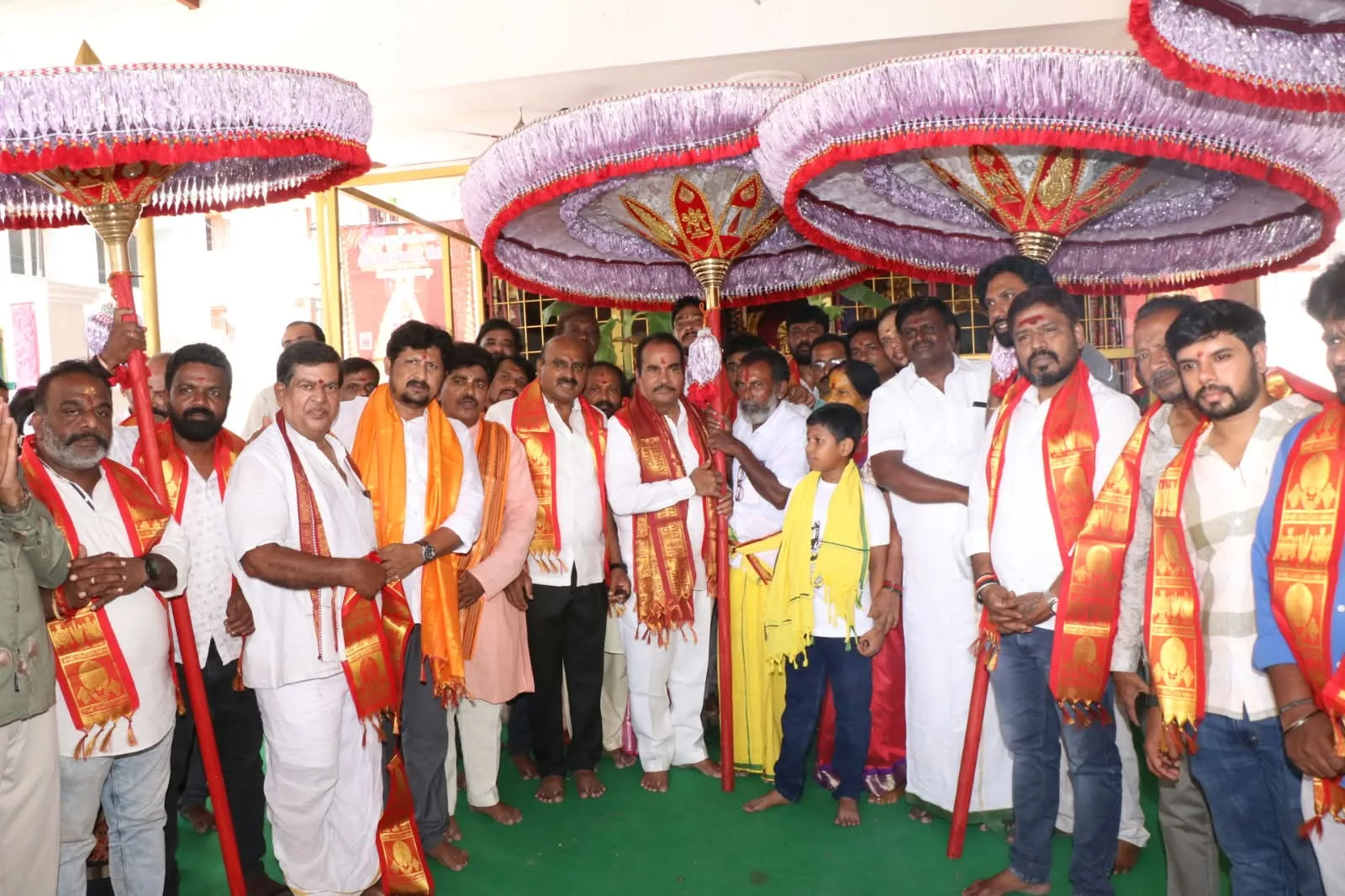 స్వామి వారి సేవకు పూందమల్లి గొడుగులు – తిరుపతి ఎమ్మెల్యే ఆరణి శ్రీనివాసులు