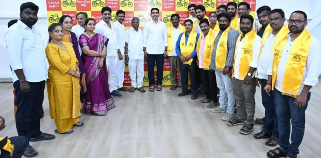 ఉండవల్లి : టీడీపీలో చేరిన మంగళగిరి నియోజకవర్గ వైసీపీ నేతలు..